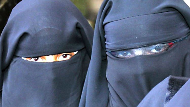 Frauen in Burkas: "mobiles Gefängnis"?