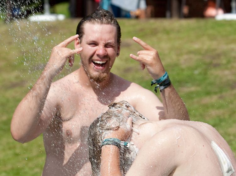 So geht's auch: Heavy-Metal-Fans waschen sich beim Wacken Open Air die Haare.