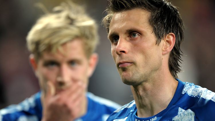 So sehen Abstiegskämpfer aus: Die Bochumer Philipp Bönig, rechts, und Lewis Holtby.