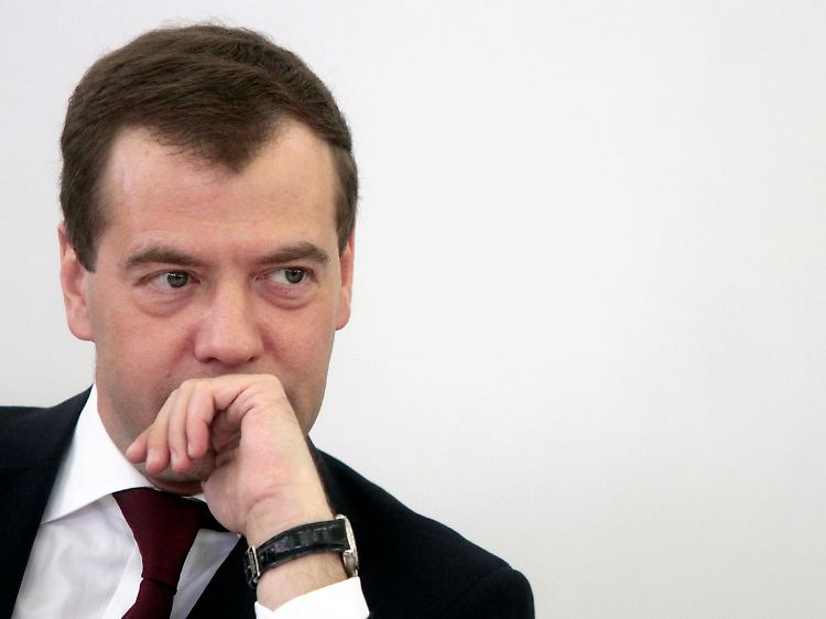 Wenn der Ölpreis fällt, braucht das Land mehr Geld: Russlands Regierungschef Dimitri Medwedew.