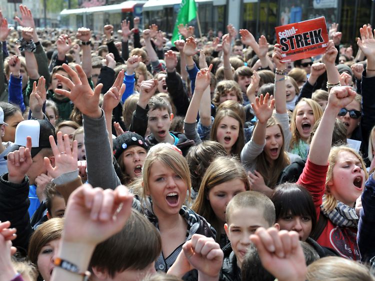 Schüler und Studenten sind in Deutschland unzufrieden mit ihren Bildungsbedingungen und gehen deshalb auf die Straße.