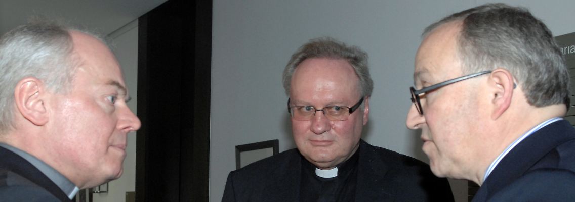 Generalvikar Knebel (l.) und Weibischof Losinger im Gespräch mit dem Mediendirektor des Bischofs, Voß (r.).