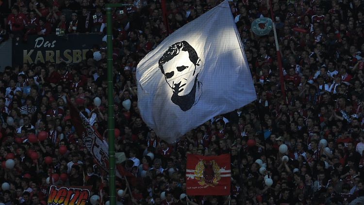Es war wohl nicht Fritz sein Wetter: Fans schwenken eine Fahne mit dem Konterfei des FCK-Idols.