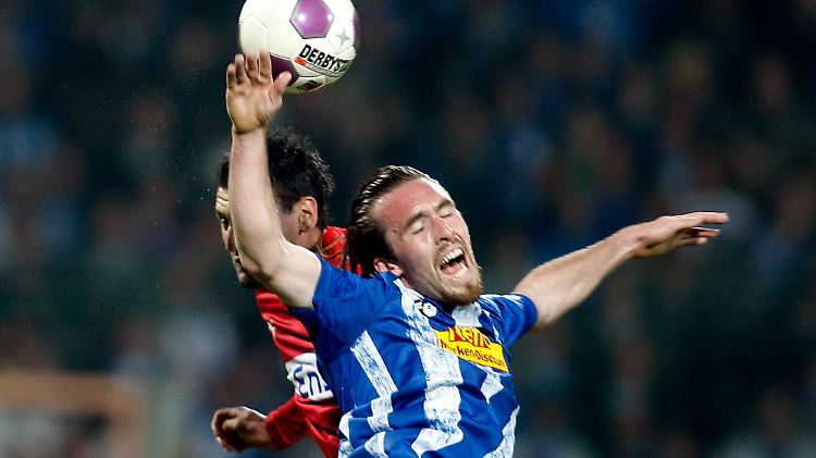 Bochums Christian Fuchs (v) im Zweikampf mit Timo Gebhart.