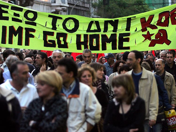 "IMF go Home" - Die Entscheidung der griechischen Regierung, die EU und den IWF um Hilfe zu bitten, treibt viele Griechen zu Protesten auf die Straße.