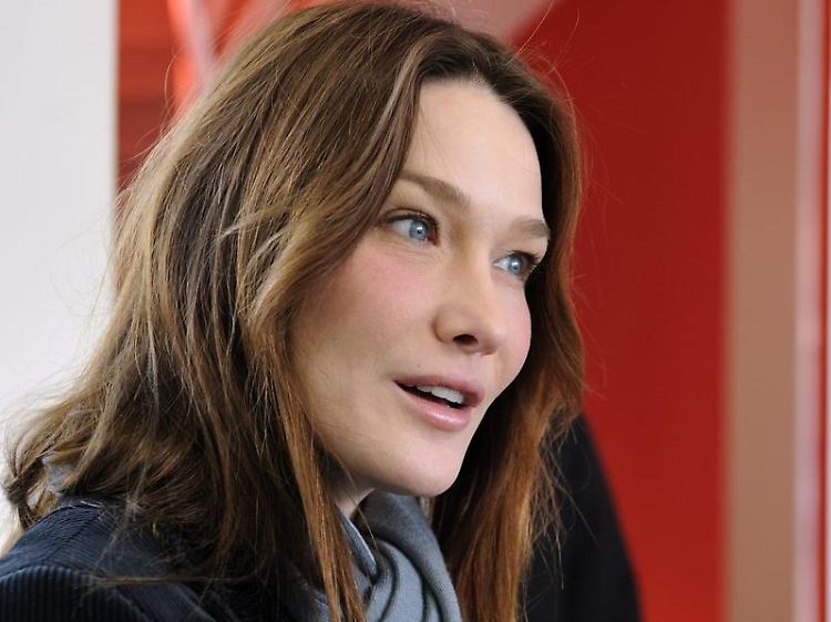 Obgleich mit einem Präsidenten verheiratet, interessiert sie sich eigentlich nicht so für Politik: Carla Bruni-Sarkozy.