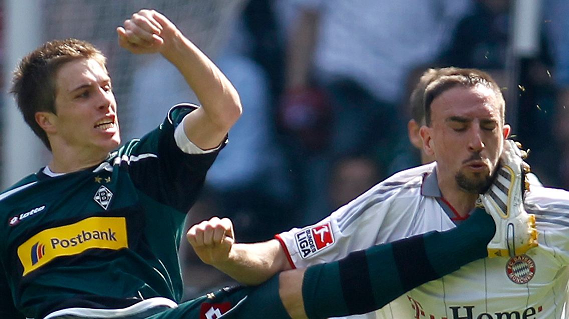 Patrick Herrmann im Zweikampf mit Franck Ribery.