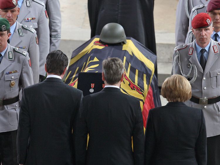 Guttenberg stellt sich selbst und das Land auf weitere Opfer ein.