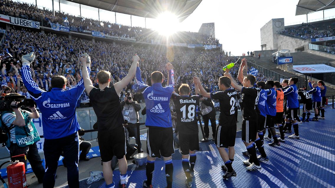 Die Schalker lassen ihr Fans weiter vom ersten Meistertitel in der Bundesliga träumen.