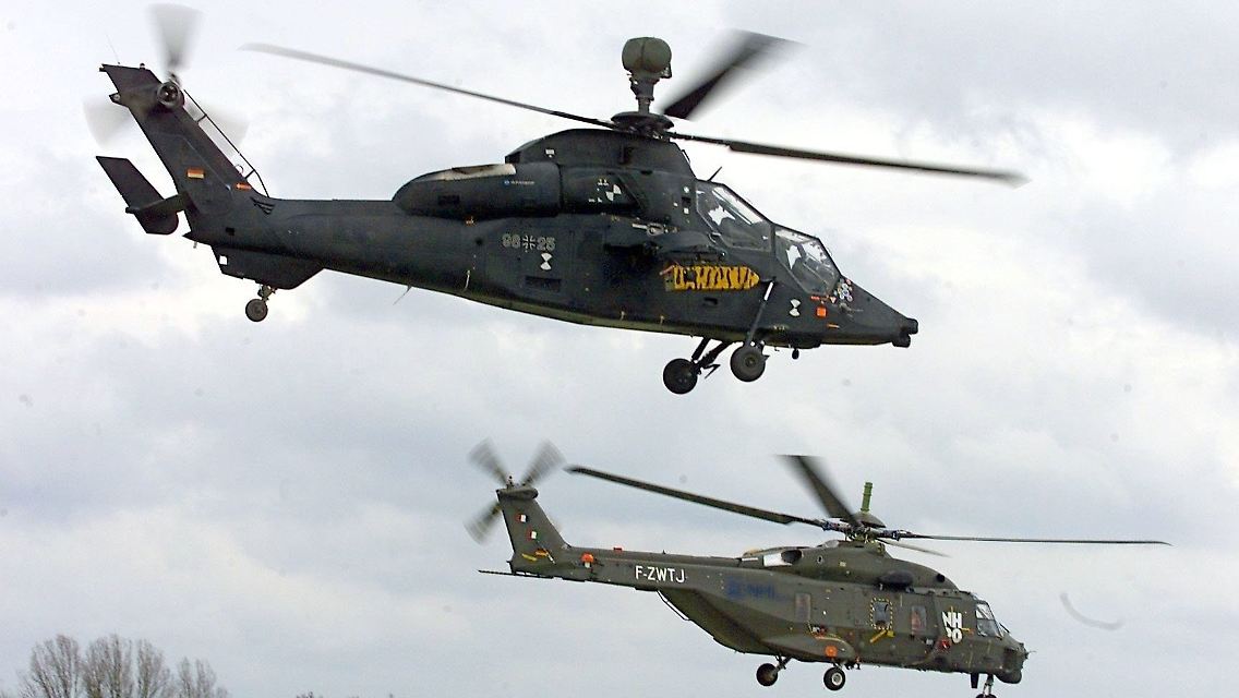 Das Archivbild von 2002 zeigt Prototypen des Modells "Tiger" auf einem Testflug.