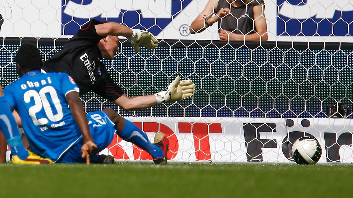 Obasis erster Streich: In der 31. Minute überwand er Frank Rost zum 3:0 für Hoffenheim, in der zweiten Halbzeit legte er noch einen Treffer nach.