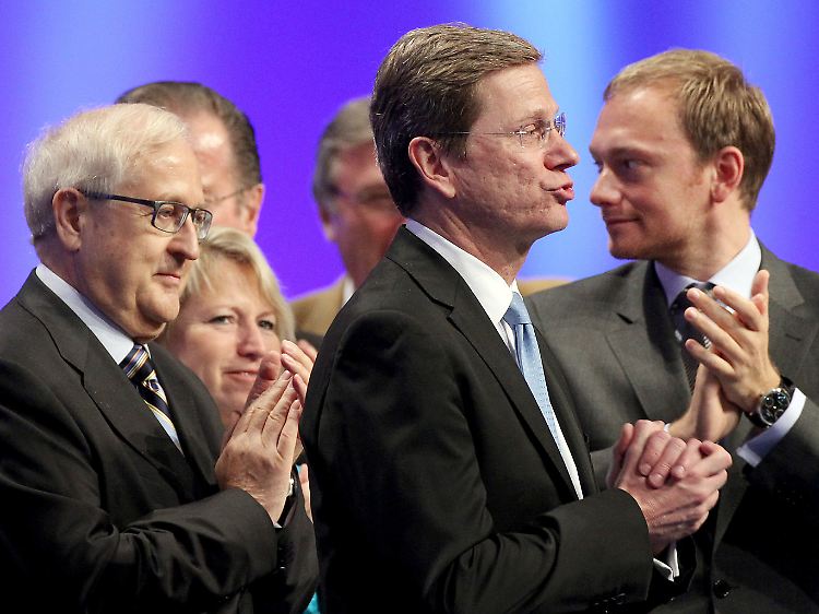 Auf dem Parteitag am Wochenende in Köln. Brüderle (l.) applaudiert FDP-Chef Westerwelle.