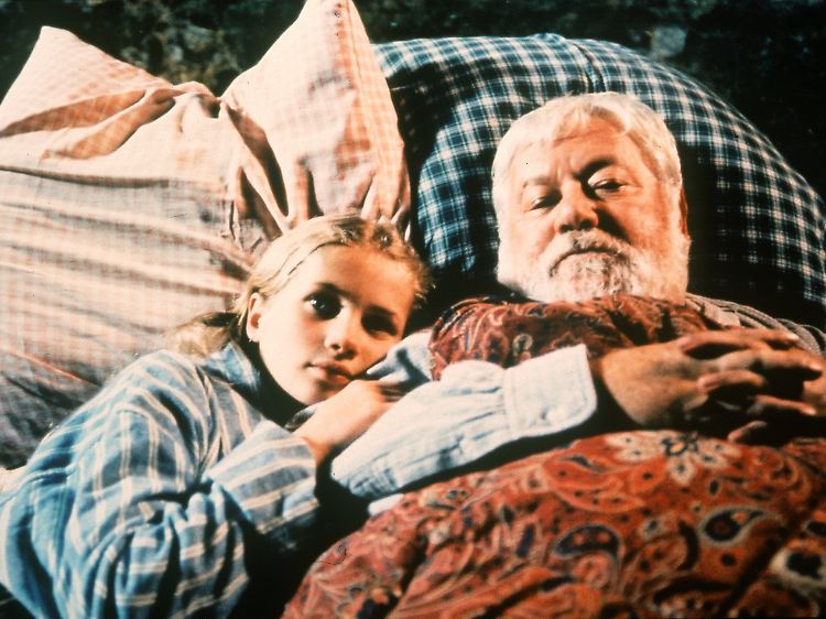Eine Szene aus dem Film "Heidi", frei nach dem Roman von Johanna Spyri (Cornelia Gröschel als Heidi und Paolo Villaggio als Alpöhi).
