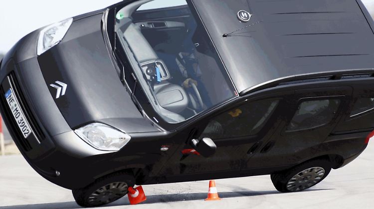 Da liegt er auf dem Dach: Citroëns Nemo legte sich beim Ausweichtest auf die Seite.
