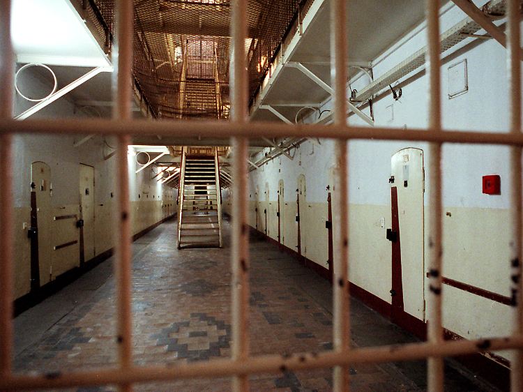 ...bei denen innerhalb von zwei Monaten mehr als 3432 Gefangene im Schnellverfahren zu Haft- und Todesstrafen verurteilt wurden.