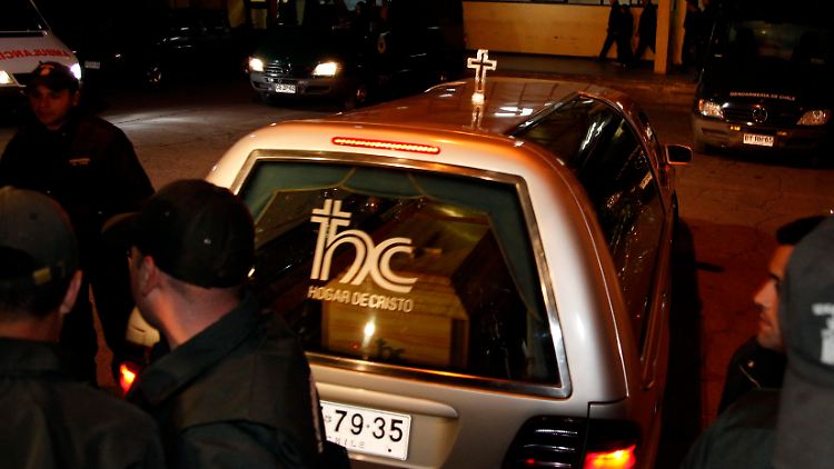 Der Leichenwagen auf dem Weg zum Friedhof.