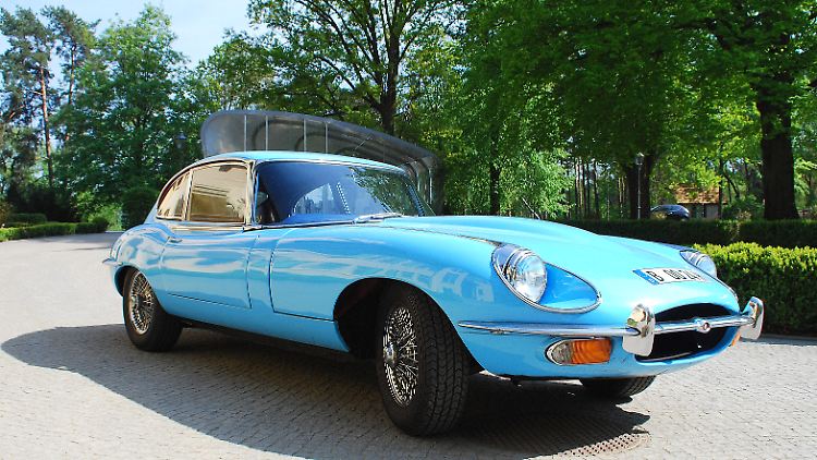 Ein Klassiker ganz in Blau: Der E-Type gehört sicher zu den schönsten Automobilen aller Zeiten.