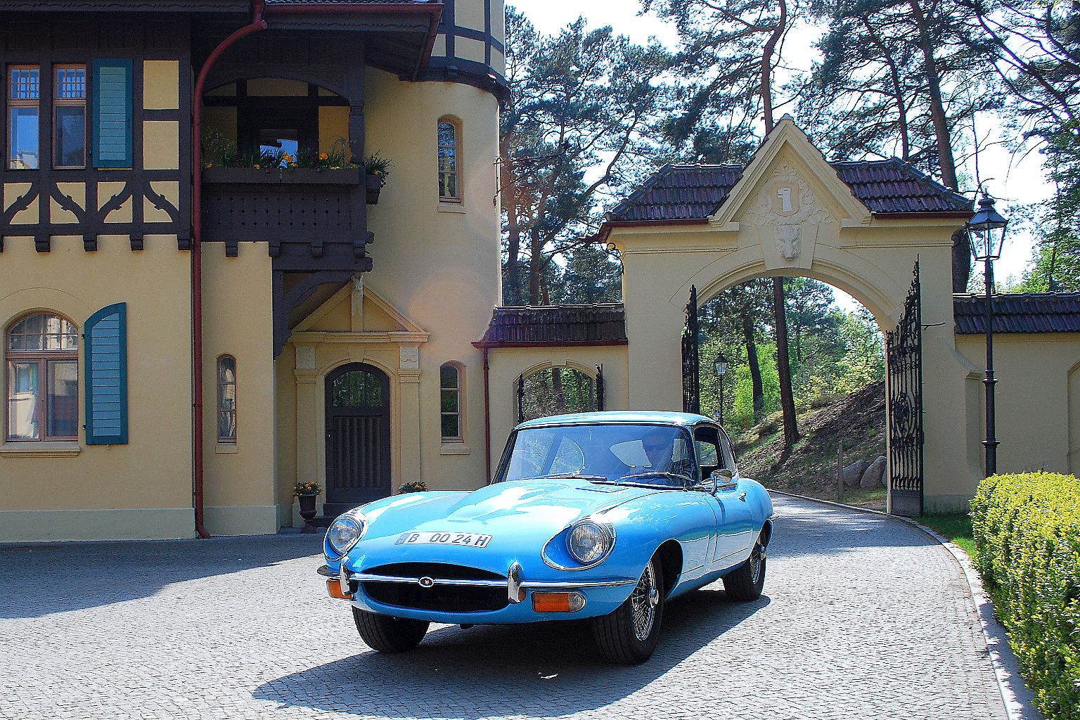 Rund und dynamisch: Der Jaguar E-Type hat nicht nur in Sachen Design Maßstäbe gesetzt. Er war auch eines der sportlichsten Automobile seiner Zeit. 