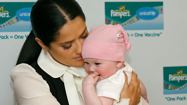 Salma Hayek findet aber auch Babys süß, die noch nicht quasseln.