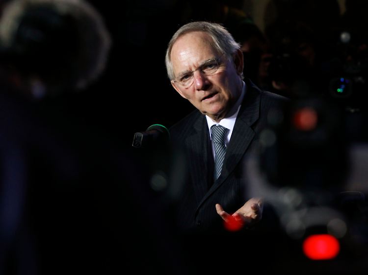 Ursprünglich wollte Schäuble den Polen nicht helfen. Nun versucht er, die Verantwortung breit zu streuen.