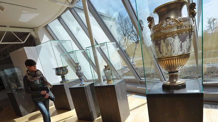 Eine Vase zur Einweihung des neuen Manufakturgebäudes des Porzellanherstellers Sevres (1876/77) im Porzellanikon in Hohenberg an der Eger.