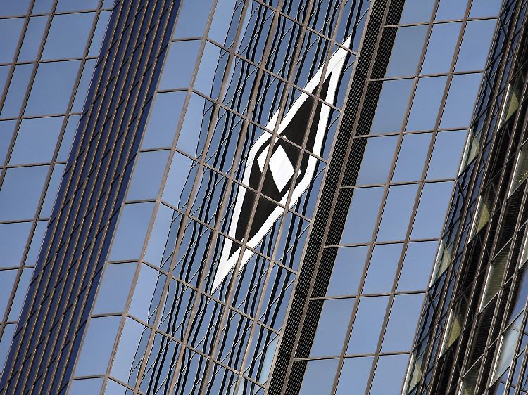 Fassadenspiele in Frankfurt: Die Gerüchte um eine Kapitalmaßnahme reißen nicht ab.
