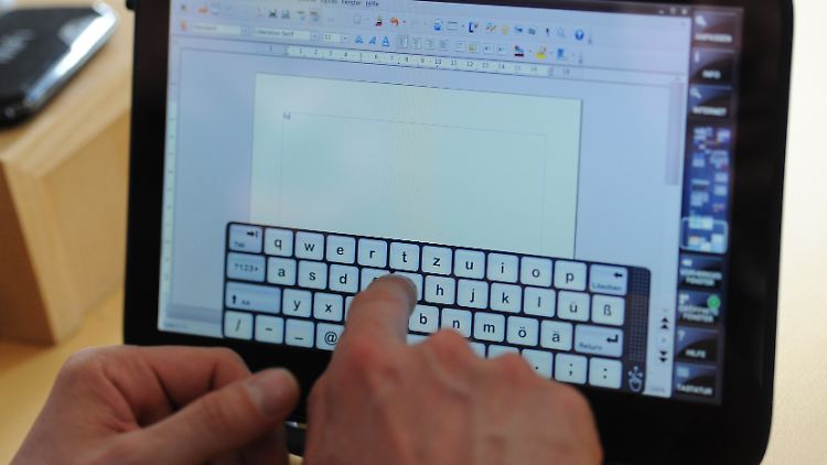 Die virtuelle Tastatur ist etwas klein, aber es lässt sich ja ein USB-Keyboard anschließen.