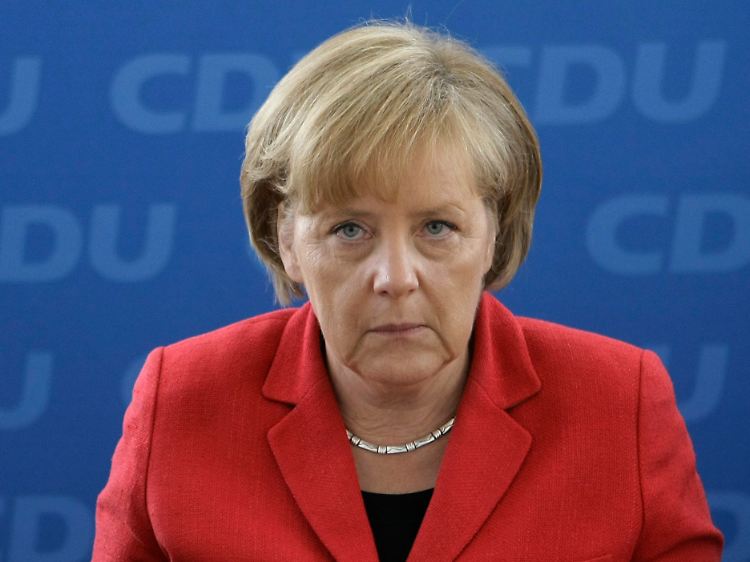 Kanzlerin Merkel habe die deutsche Öffentlichkeit über Wochen hinters Licht geführt, kritisiert die Opposition.