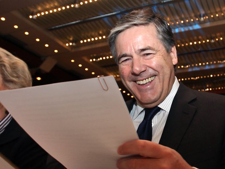 Deutsche-Bank-Chef Josef Ackermann freut sich über einen Rekord im Investmentbanking.