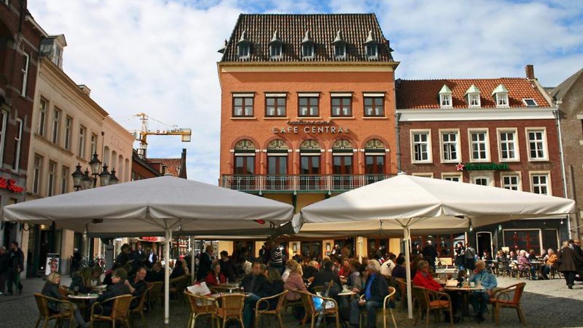 Anziehungspunkt für viele Touristen: Der Venloer Markt mit mehreren Cafés.