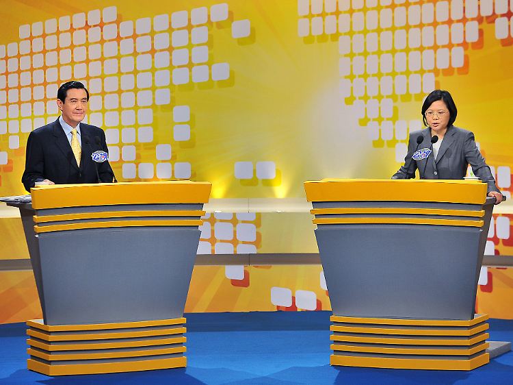 Taiwans Präsident Ma (l) und Oppositionsführerein Tsai bei einem Fernsehduell.