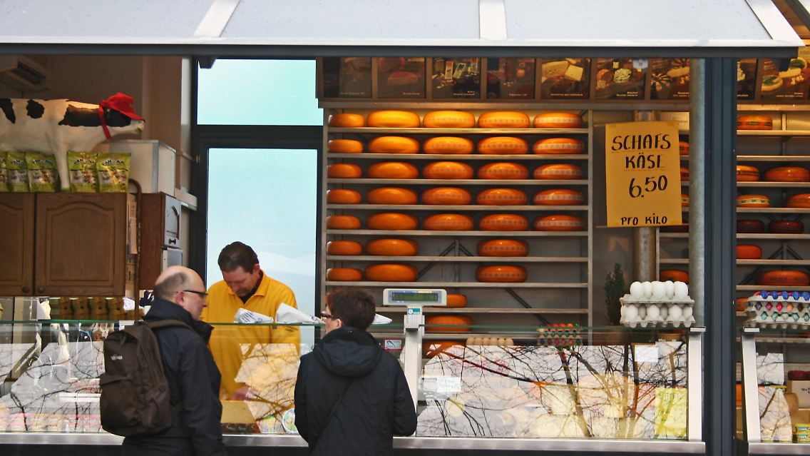 Viele Besucher der Stadt nehmen Käse mit nach Hause.