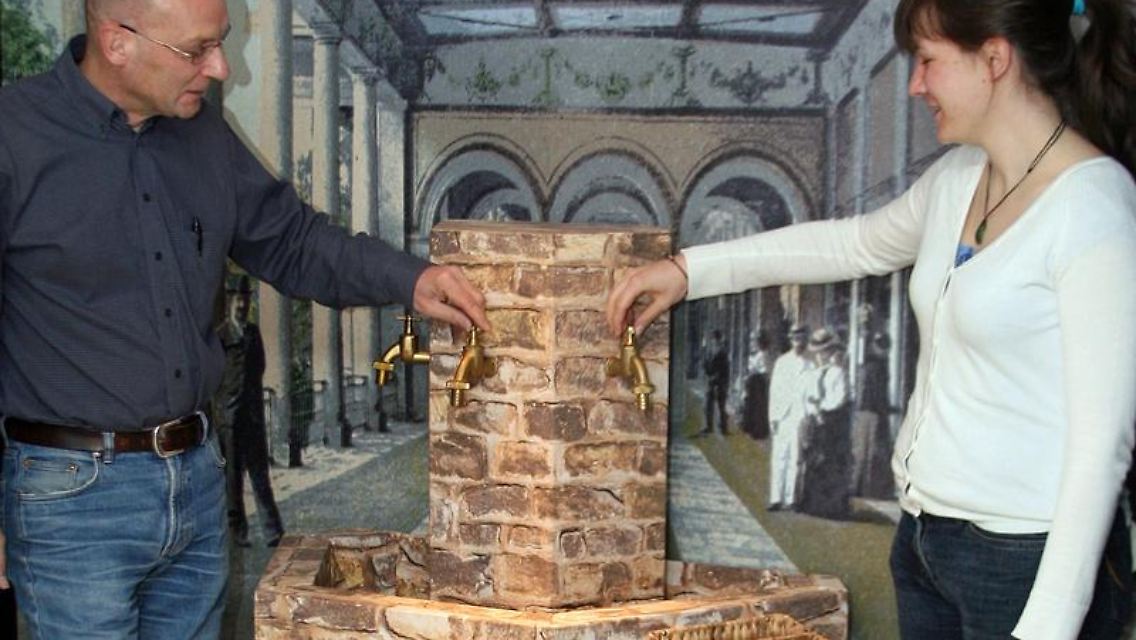 Wasserbrunnen einer historischen Trinkhalle: Die Ausstellung entführt den Besucher auf eine imaginäre Rundreise.