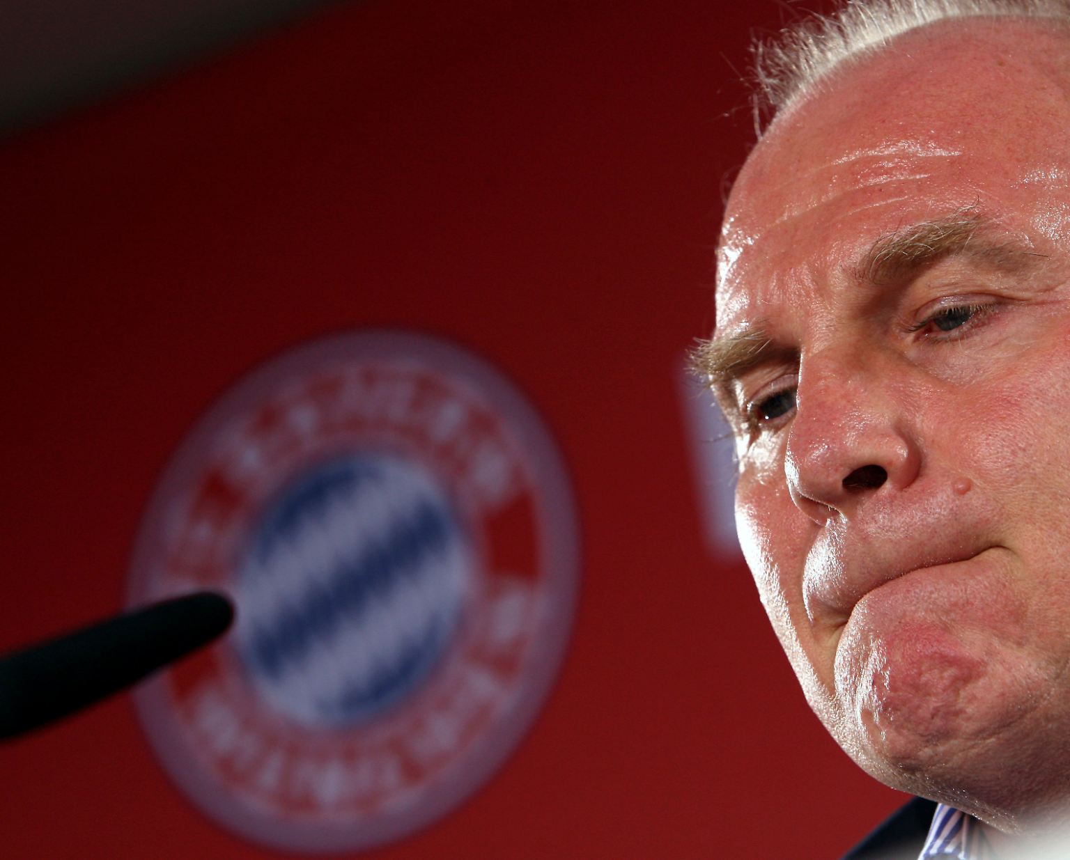 Vor einem Jahr, am 27. April 2009, lag die Bayern-Welt in Trümmern.