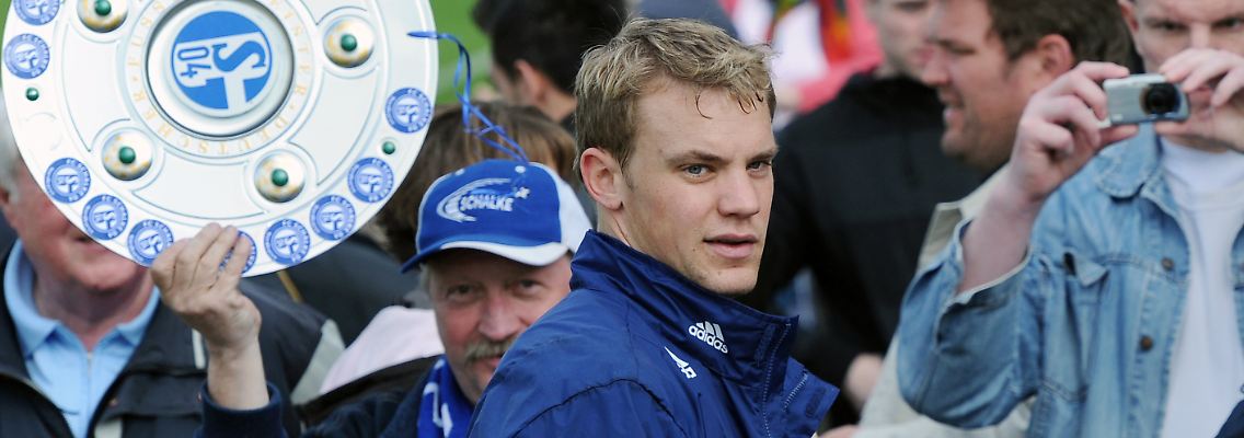 Eine Schale haben sie schon: Schalker Fans beim Training. Ist allerdings nur eine Kopie. Vielleicht schaut Torwart Manuel Neuer deswegen nicht hin.