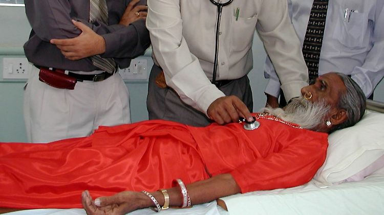 Schon 2003 war Prahlad Jani für zehn Tage im Krankenhaus. Die Ärzte stellten fest, dass sein Körper die hundert Milliliter Wasser, die sie ihm täglich verabreichten, nicht wirklich aufnahm.