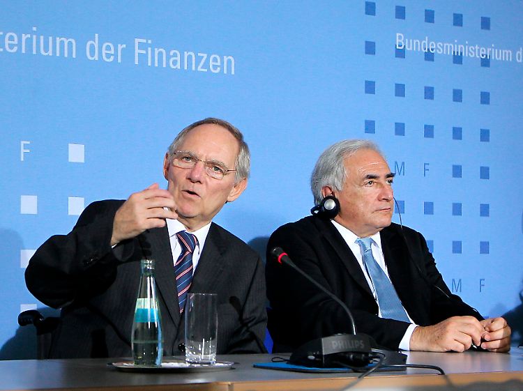 Hilfsbereit: Der Präsident der Europäischen Zentralbank Trichet (links), IWF-Chef Strauss-Kahn und Bundesfinanzminister Schäuble (Mitte).