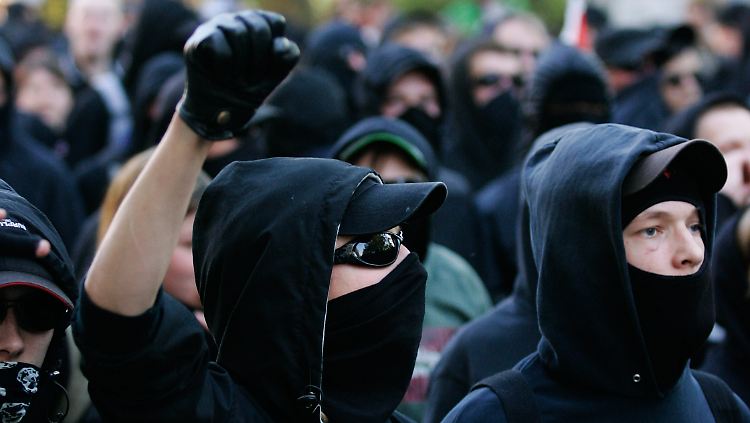 Vermummte Gesichter sind auf Demonstrationen eigentlich verboten.