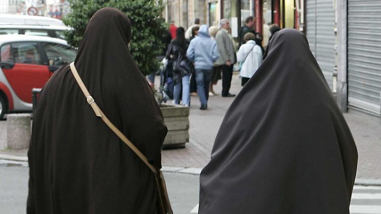 Sarkozy will den Ganzkörperschleier komplett in Frankreich verbieten lassen.