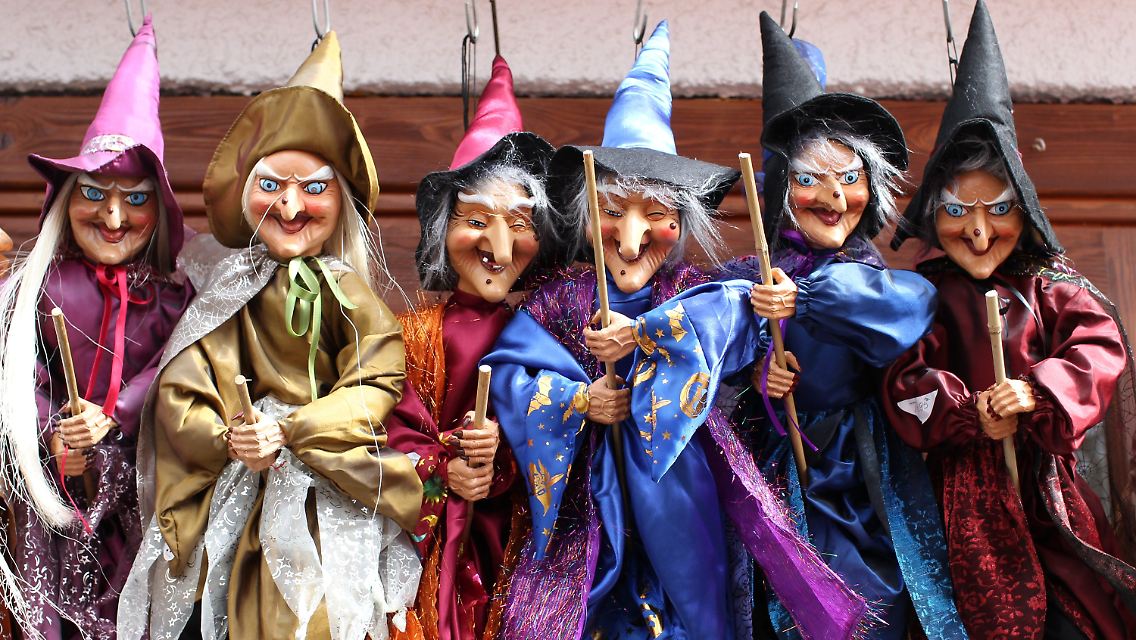 Hexen als Souvenir zur bevorstehenden Walpurgisnacht auf dem Hexentanzplatz in Thale.