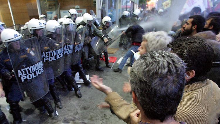 Protest gegen Sparzwang: Demonstranten vor dem Finanzministeriun in Athen.