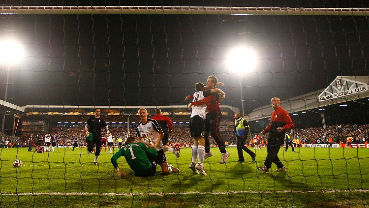 Englischer Jubel im Craven Cottage: Die Fulham-Profis feiern den Finaleinzug.