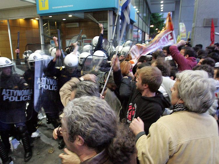 Den Griechen schwant nichts Gutes. Wieder sind wütende Menschen in Athen gegen die Sparpläne der Regierung auf die Straße gegangen.
