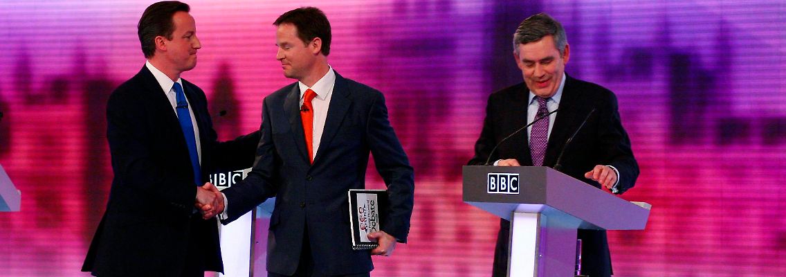 David Cameron (links), Nick Clegg und Gordon Brown (rechts)