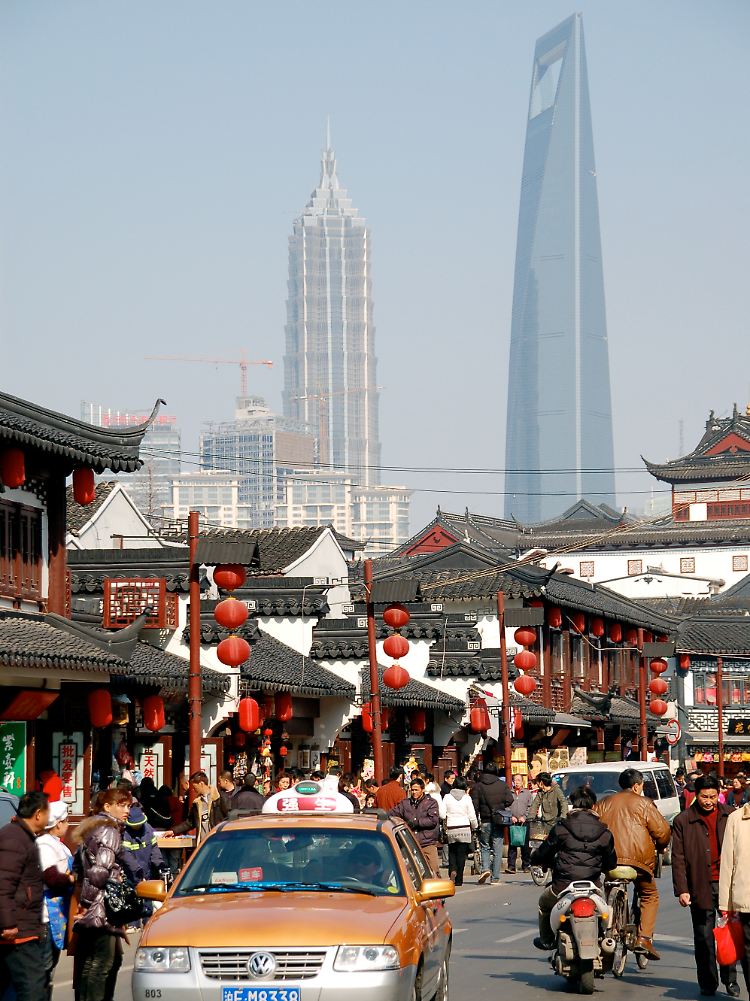 Die 420 m hohen Jinmao-Towers (l.) und das 492 m hohe Shanghai World Financial Center gehören zu den höchsten Gebäuden der Welt.