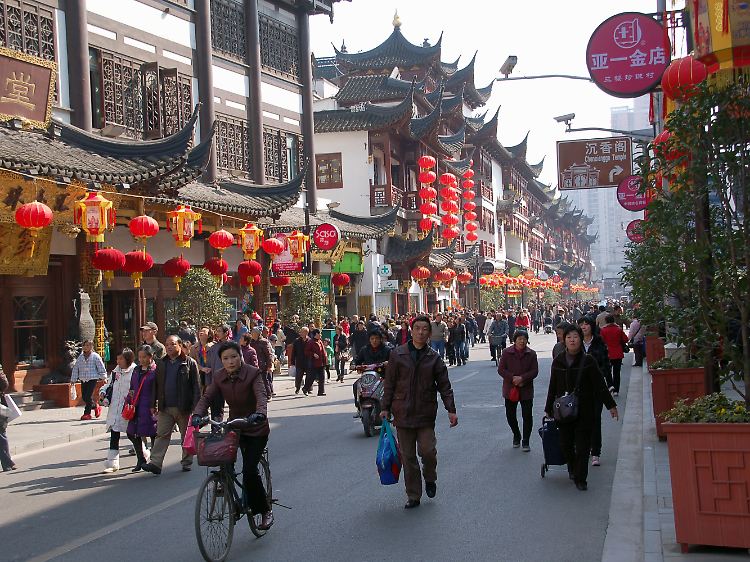 Der Yuyuan-Basar um das Teehaus im chinesischen Viertel bietet eine Asien-Atmosphäre, die sonst in Shanghai immer seltener zu finden ist.