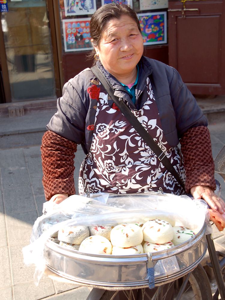 Snack nach Shanghai-Art: Eine Straßenhändlerin bietet auf der Old China Street süße Teigbälle an.