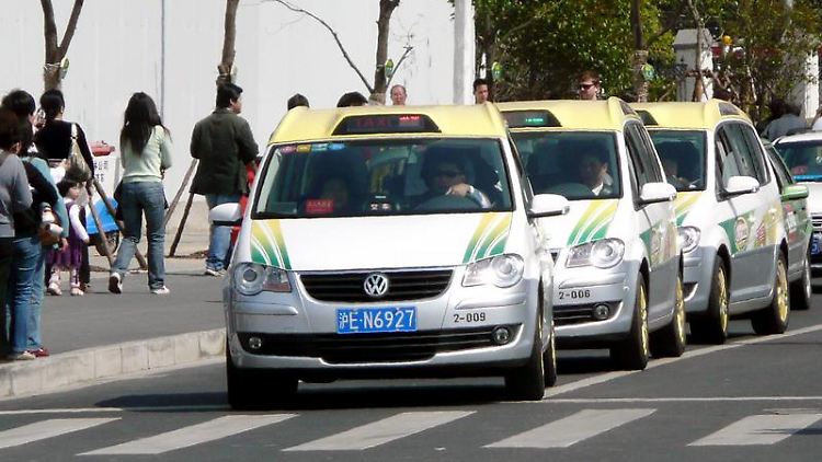 Fast 4000 Touran-Taxen hat Volkswagen für den Einsatz im Umfeld der Expo in Shanghai gebaut - allerdings mit herkömmlichen Motoren.