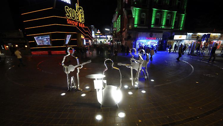 Nachts am Beatles-Platz: Die Silhouetten aus Edelstahl erinnern an die Jungs aus Liverpool, die an der Reeperbahn ihre Karriere gestartet haben.