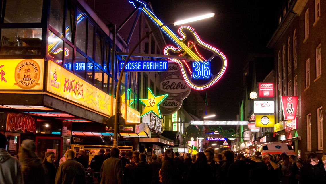 Die Große Freiheit ist die berühmteste Nebenstraße der Reeperbahn - die Beatles sind hier zum Beispiel im Kaiserkeller nächtelang aufgetreten.